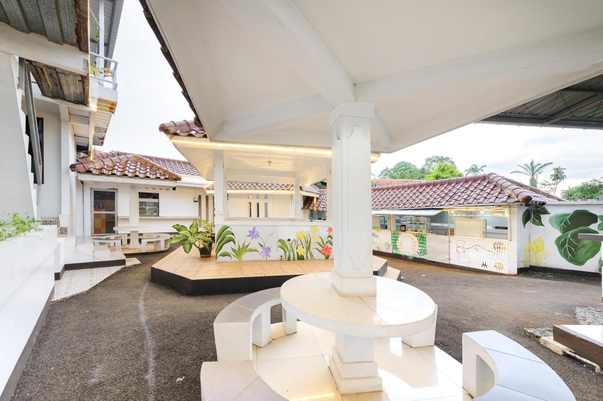 Hotel Reddoorz Syariah Near Taman Air Mancur Bogor Esterno foto